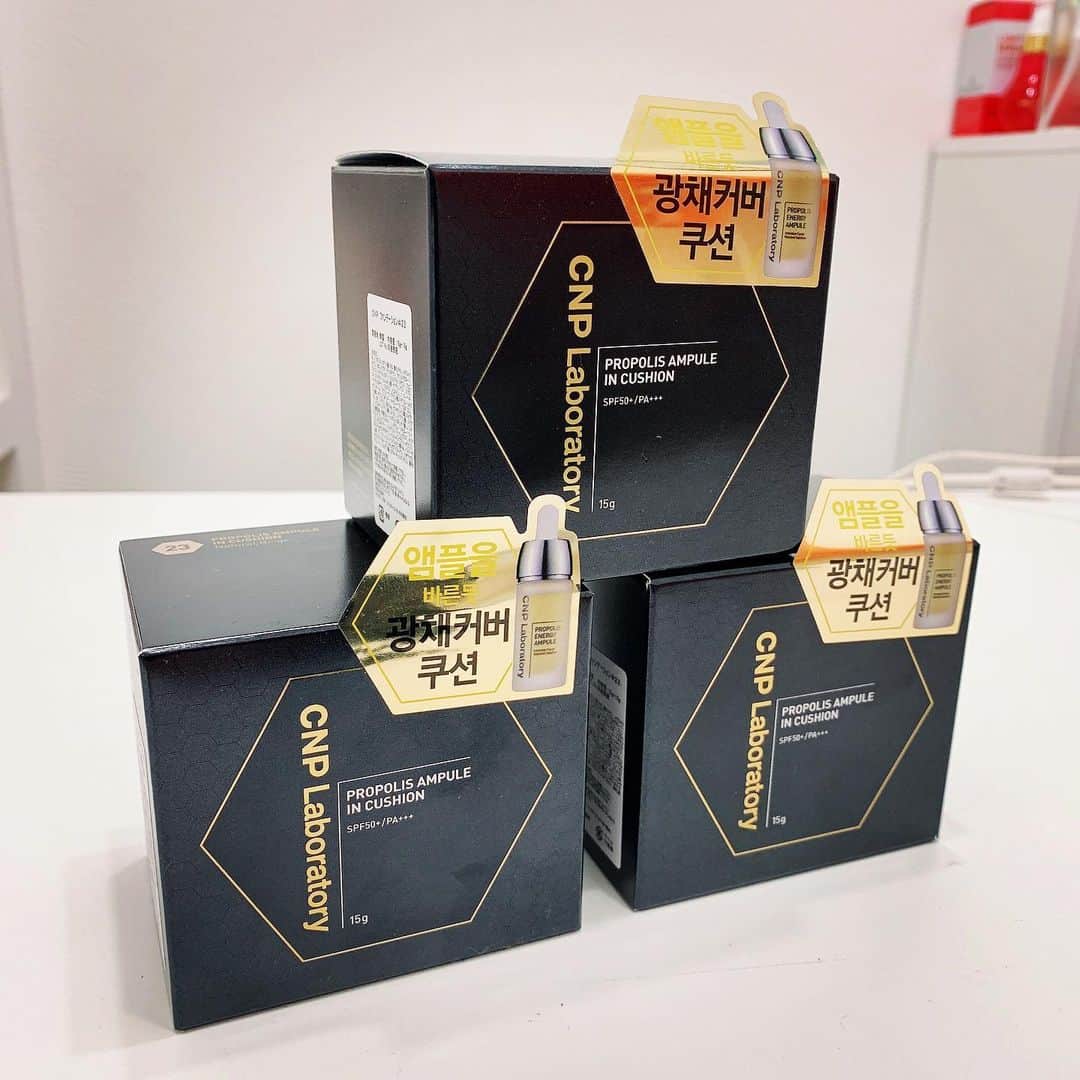 SKINGARDEN［スキンガーデン］さんのインスタグラム写真 - (SKINGARDEN［スキンガーデン］Instagram)「CNP 「プロポリス・アンプル・イン・クッション」﻿ ﻿ 韓国大人気のドクターズコスメ、﻿ CNPの「プロポリス・アンプル・イン・クッション」をご紹介いたします！😘🥼﻿ ﻿ ﻿ 「美容液が丸々一本分入ったクッションファンデーション」﻿ ﻿ ﻿ プロポリス成分をそのままクッションに入れ、お肌にハリを与えるクッションファンデーション！⭐️⭐️⭐️﻿ ﻿  厚塗り感がなく、程よいツヤ肌に！💁‍♀️﻿ ﻿ お肌のシミ、くすみをしっかりカバーし、 ナチュラルな仕上がり！ ✌️﻿ ﻿ ﻿ ﻿ ﻿ ﻿ ﻿ ﻿﻿ #skingarden#g9skin#韓国コスメ#ミルクバブルエッセンスパック#ウユバブルパック#人気コスメ#ペリペラ#クリオ#イニスフリー#ネイチャーリパブリック#オルチャンメイク#3ce#エチュードハウス#牛乳クリーム#エイミル#エリシャコイ#プロポリス#スキンケア#ハリ#シミ#乾燥肌#敏感肌#新商品#発売#CNP#ドクターズコスメ#クッションファッション#美容液#アンプル」1月17日 10時30分 - skingarden.jp