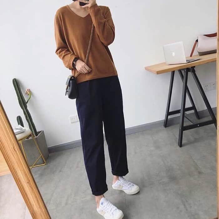 maison de LATIRのインスタグラム：「程良い開きのVネックが大人きれいめな印象の綿ニット。 深すぎず程よく開いた首元は抜け感があり、女性らしい印象に。 着やすくベーシックなラインなので着るものを選びません。 スカートにもパンツにも合わせやすく女子力高まるサイズ感。 着心地良く、長い季節着られる綿ニットだから、手放せなくなりそうですね。 . お求めはコチラから▼▼ @maison_de_latir #maison_de_latir #https://shop-list.com/women/brand/maison-de-latir/」