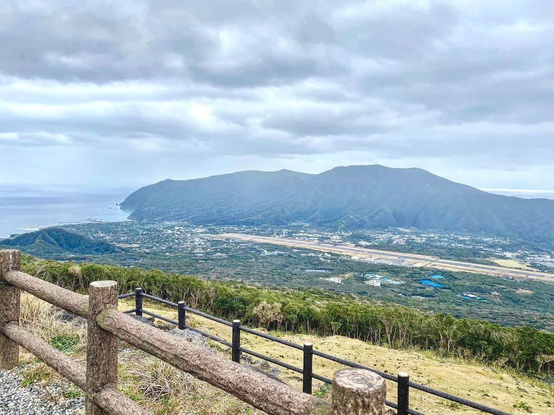 神宮 若奈さんのインスタグラム写真 - (神宮 若奈Instagram)「ふれあい牧場🐮💗 . . 八丈島ついたらすぐ行くのが ふれあい牧場✨ . 八丈富士も近くて綺麗に見られて 空港も島も上から一望できる 素敵な場所なの🥰 . . わかなちゃんっていう牛もいて(6枚目) 屁っ放り腰になりながら 餌をあげたよ😂😂😂 . いつもいつも空気が澄んでいて 清々しい気持ちになる💗 . . 初日のランチは 八丈島観光大使(自称w)の 親友ちゃんにおすすめしてもらって 私もハマっている 💗音屋のマーボー麺💗 (1番最後の写真) . 他のメニューも美味しいけど マーボー麺はどこよりも 絶品だからぜひ食べて見てね💗 . #ふれあい牧場 #八丈島  #八丈島観光大使 #hachijojima  #親友ちゃん観光大使に認定してほしい #音屋 #マーボー麺 #日本一 #美味しい #八丈島観光  #八丈島グルメ  #八丈島旅行  #八丈富士 #八丈島空港 #wakanastyle #wakanabody #iPhone11pro #画質良すぎ」1月17日 10時59分 - jinguwakana