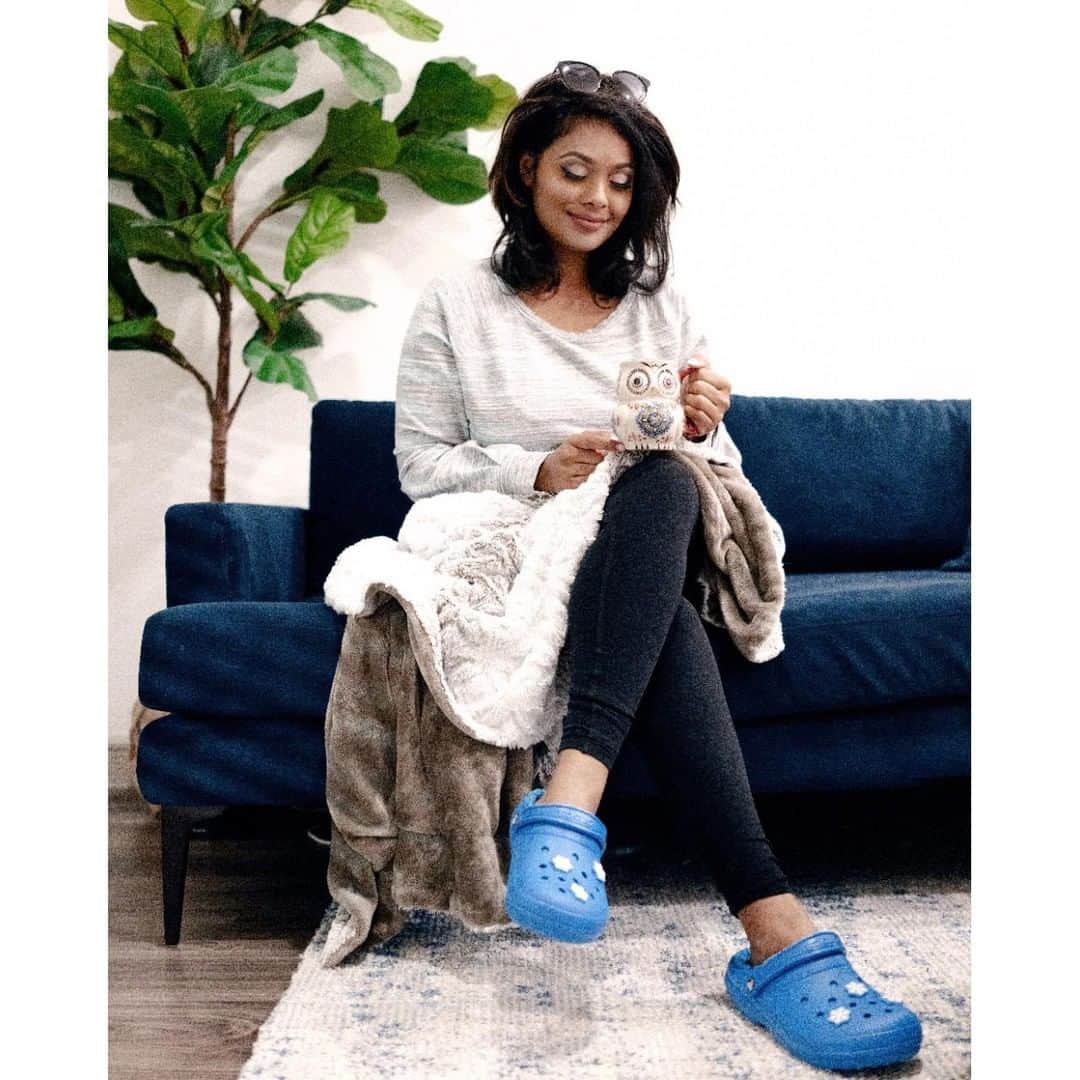 のインスタグラム：「ふかふかなソファ、あったかいブランケット、そして足元にはLined Clog💕💕 ⁣最高にリラックスできるお気に入りの空間☕ ⁣#Crocs #クロックス #おうちクロックス #スリッパ #リラックスタイム」