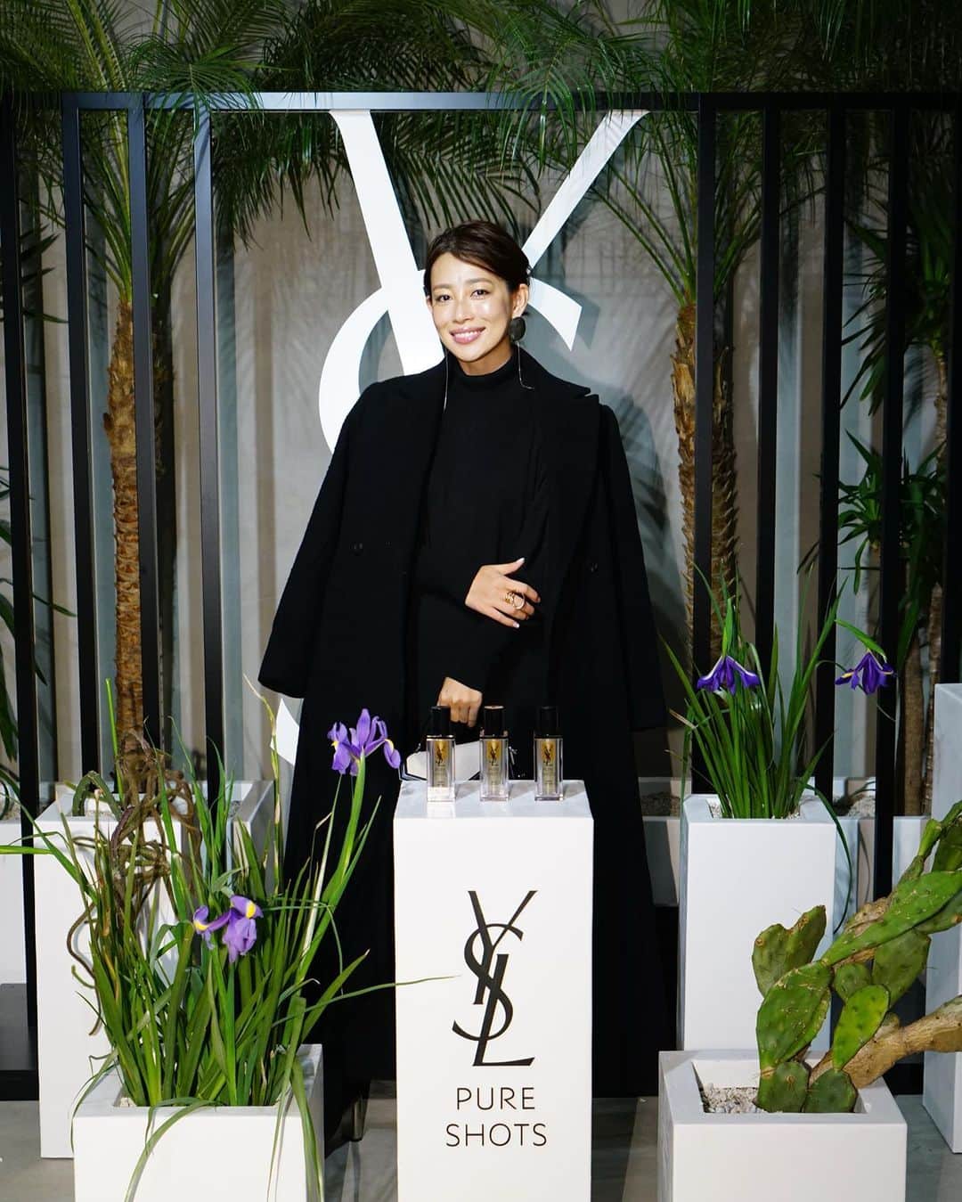 JUNNAのインスタグラム：「YSL BEAUTY @yslbeauty  新スキンケアシリーズ「PURE SHOTS」の世界  圧巻のバーチャル「ウリカガーデン」では 現地で録音された鳥のさえずりが流れ モロッコを訪れた際も印象的だったレモンツリー。 灼熱の地に生き生きと茂るカクタスたちがお出迎え。  新作の「ピュアショット」は エコ　コンシャスなパッケージにも注目👀  セラムはレフィル式のサスティナブル設計。 ローションもリサイクル可能なマテリアル♻️ また、製品作りを通して行われている 女性たちの支援プロジェクト等。  YSLが多くの女性に愛される理由が ぎゅっ凝縮された美しい会場に終始わくわくしました🌵❤️ #only #yslbeauty #ysl #pureshots #コスメ#スキンケア#サンローラン」