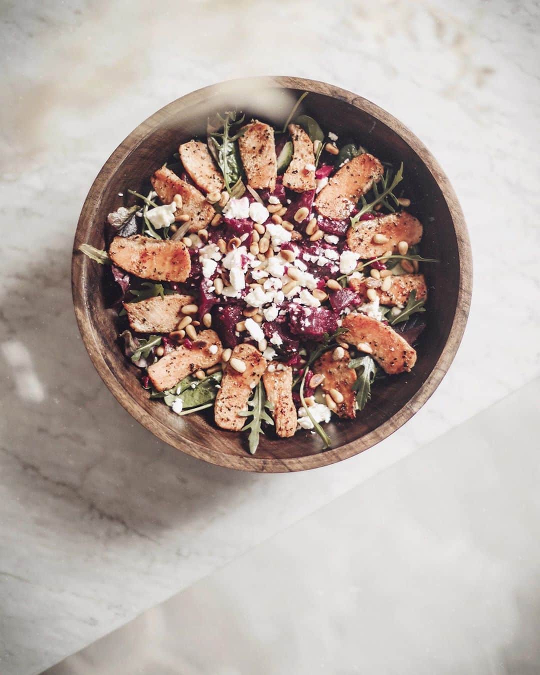 Anna Nyströmのインスタグラム：「𝐋 𝐔 𝐍 𝐂 𝐇 ♥ A bowl of salad with salmon, beetroot, feta cheese, roasted pine nuts & honey! Super easy to make, tasty and healthy! 🌱 Is it just me or why does everything taste better in a bowl? 🙈」