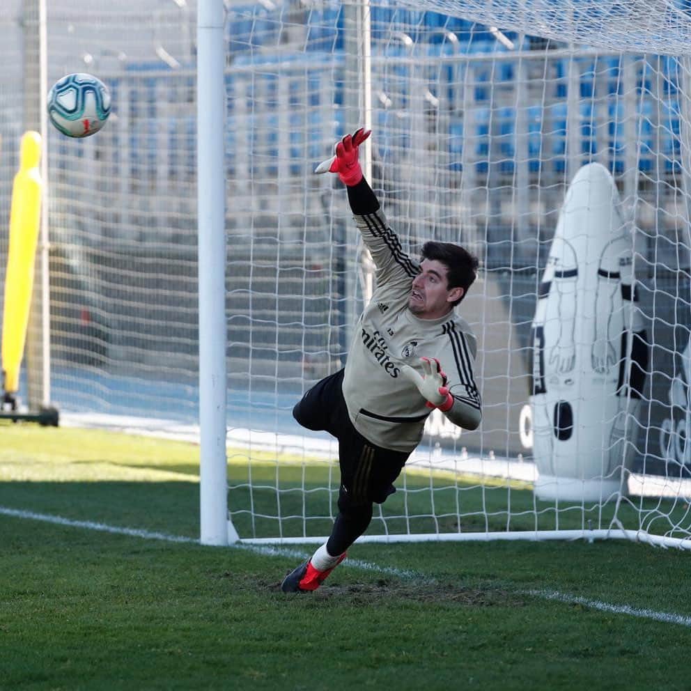 ティボ・クルトゥワのインスタグラム：「Derbi mañana! A por todas! #Halamadrid 🤍」