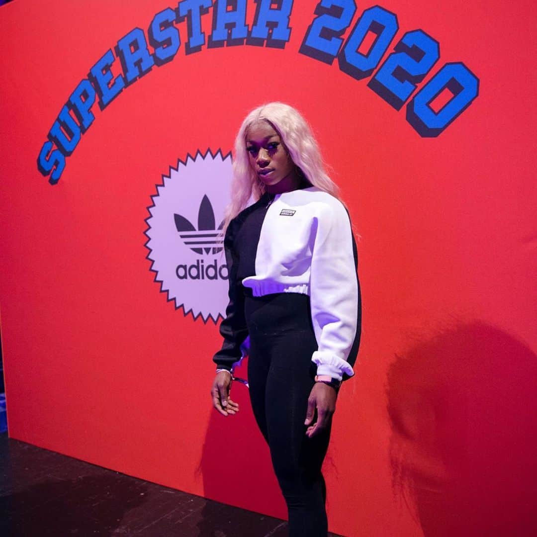 Kristal AWUAHさんのインスタグラム写真 - (Kristal AWUAHInstagram)「Celebrating 50 years of Superstar.👏🏾 A classic that NEVER gets old, Missed but never forgotten 🤩  @adidasoriginals  #adidassuperstar  #changeisateamsport #createdwithadidas」2月1日 5時29分 - kristalawuah