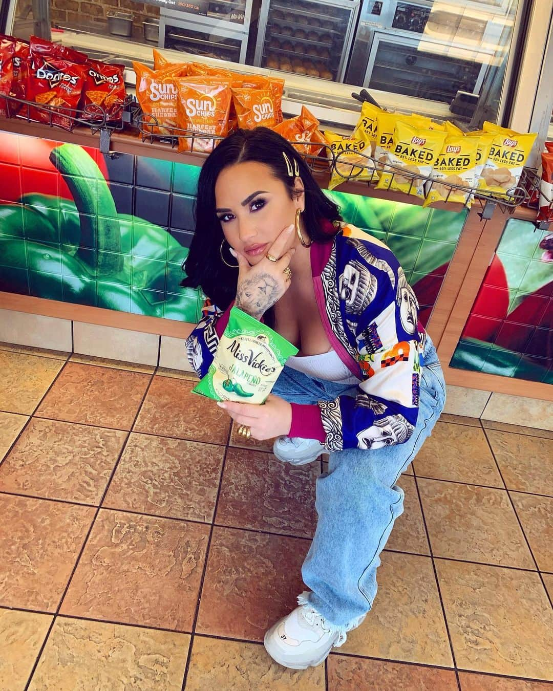 デミ・ロヴァートさんのインスタグラム写真 - (デミ・ロヴァートInstagram)「When you’re excited about eating subway but also you wanna show off the fit 🤑😂💚💖」2月1日 5時34分 - ddlovato