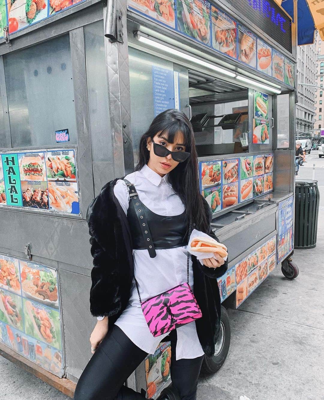 Gabriela Salesのインスタグラム：「Caçando os melhores “podrões” around the world. Uó, tira o olho 😂❤️🌭 #rmemny」
