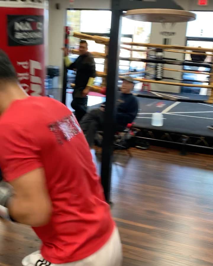 のインスタグラム：「Feliz viernes y estamos cerrando la semana. Con ganas y motivación  自分を信じて突き進むのみ🥊」