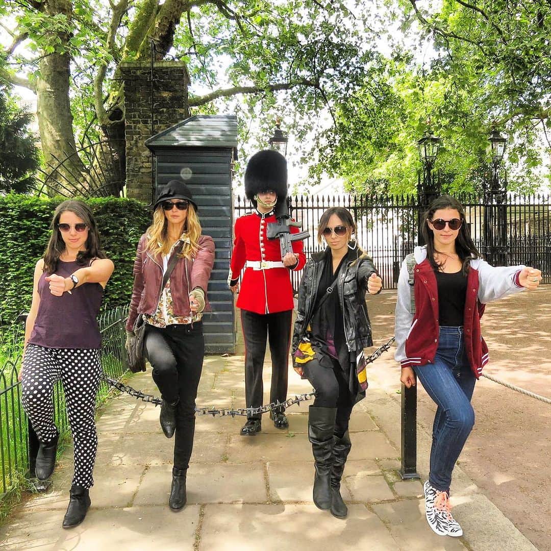 シャーニ・ヴィンソンのインスタグラム：「March to the beat of your own drum 🥁💂🏼‍♂️🇬🇧 #fbf #london #tribe @bree_chappelow @becca_sopher @rockyrosebery」