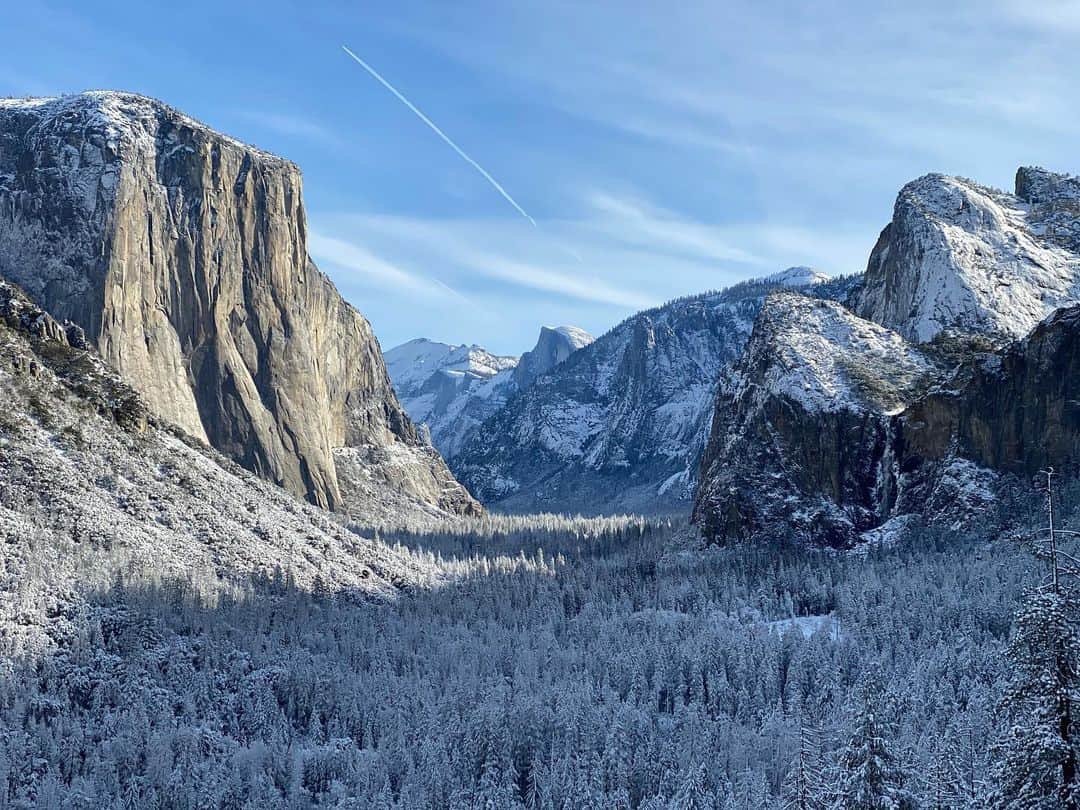 のインスタグラム：「Here’s a beautiful picture of Yosemite during our last storm a week ago. The Valley is always so pretty dressed in white. Thanks for all the messages and love yesterday on such an important topic. Enjoy the weekend everyone ❤️」