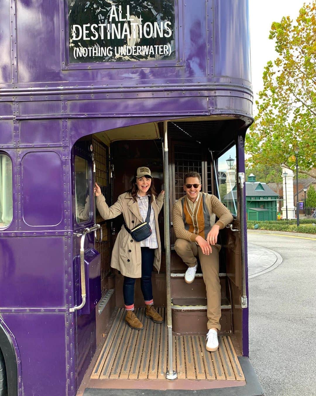 ジョシュア・ダラスのインスタグラム：「All destinations. All of them! #knightbus #alldestinations #ginnifergoodwin #gosh」
