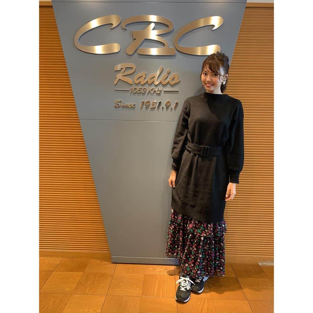 のインスタグラム：「🖤💜💚💜🖤💚 観戦コーデ➡️スワイプして下さい！ * ✔️tops @gu_global ✔️skirt @barbiestyle ✔️shoes @newbalance * 今年っぽい長めニットにロングスカートを レイヤード🙆‍♀️ 沖縄キャンプが明日からスタートということで 沖縄バージョンのユニフォームを着用🌺 * * #gu #gu_for_all #gu_global  #レイヤード #レイヤードコーデ #newbalance #スニーカー #スニーカーコーデ #大人コーデ #今日の服 #コーディネート #インスタ野球女子 #アラサーコーデ #お仕事コーデ #中日ドラゴンズ #dragons #cbcラジオ #アナウンサー #衣装 #私服 #フリーアナウンサー #野球女子 #野球観戦 #野球好きな人と繋がりたい #スニーカー女子 #スニーカー好きな人と繋がりたい #観戦コーデ #毎日コーデ #ドラゴンズグッズ #沖縄キャンプ」