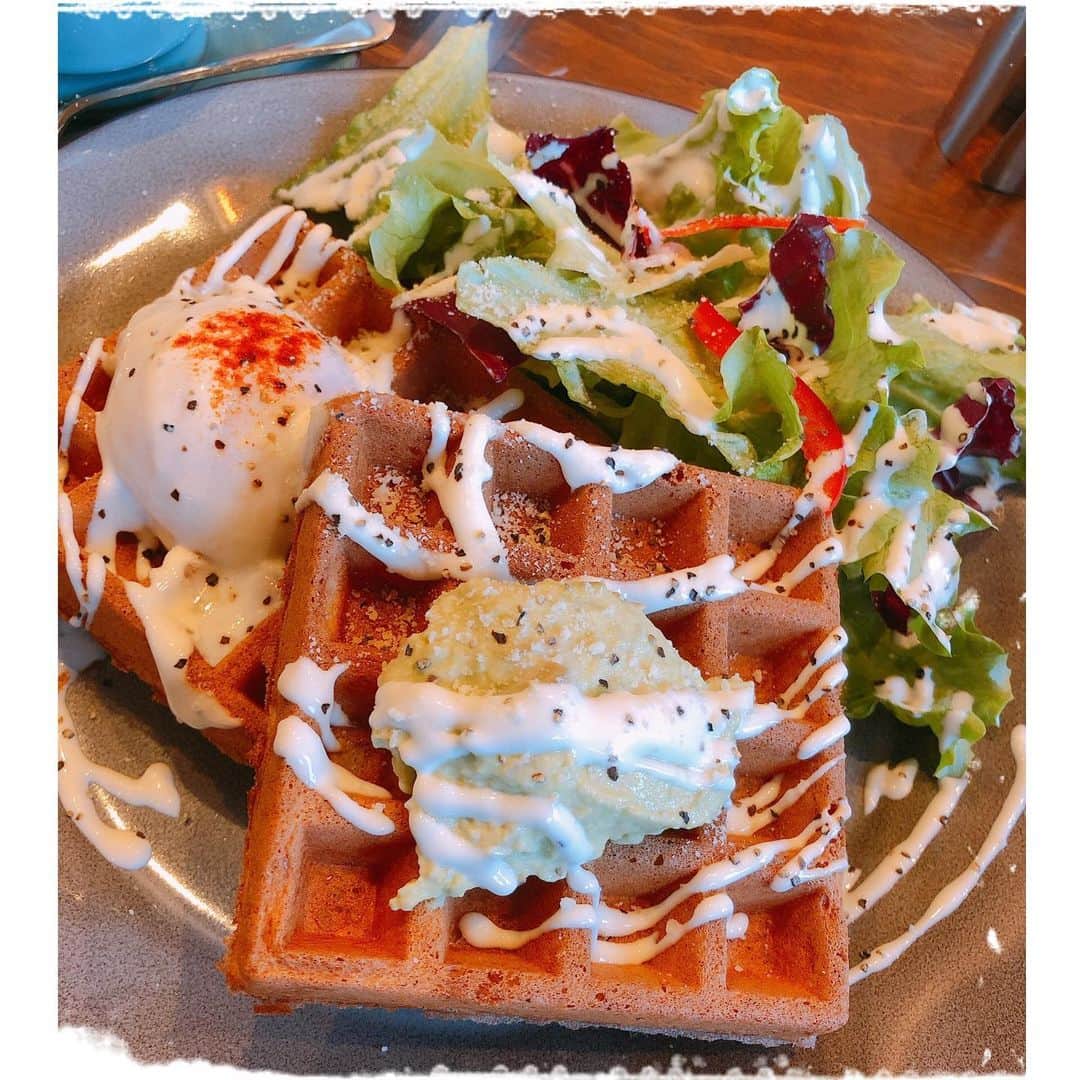 のインスタグラム：「女子会❤️ 甘くない系のワッフル初めて食べたかも😆 美味し楽しでした(●´ω｀●) #waffle #lunch #ワッフル #ランチ #女子会 #アボカド #サラダ #nonsweet」