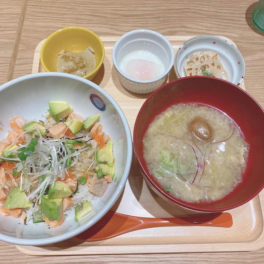 馬場彩華のインスタグラム：「. . おいしかった😋 . . サーモンアボカド丼って天才 . 温泉卵トッピングしたの🥚 . #マルモキッチン #サーモンアボカド丼 #kitte博多 #博多グルメ #福岡グルメ」