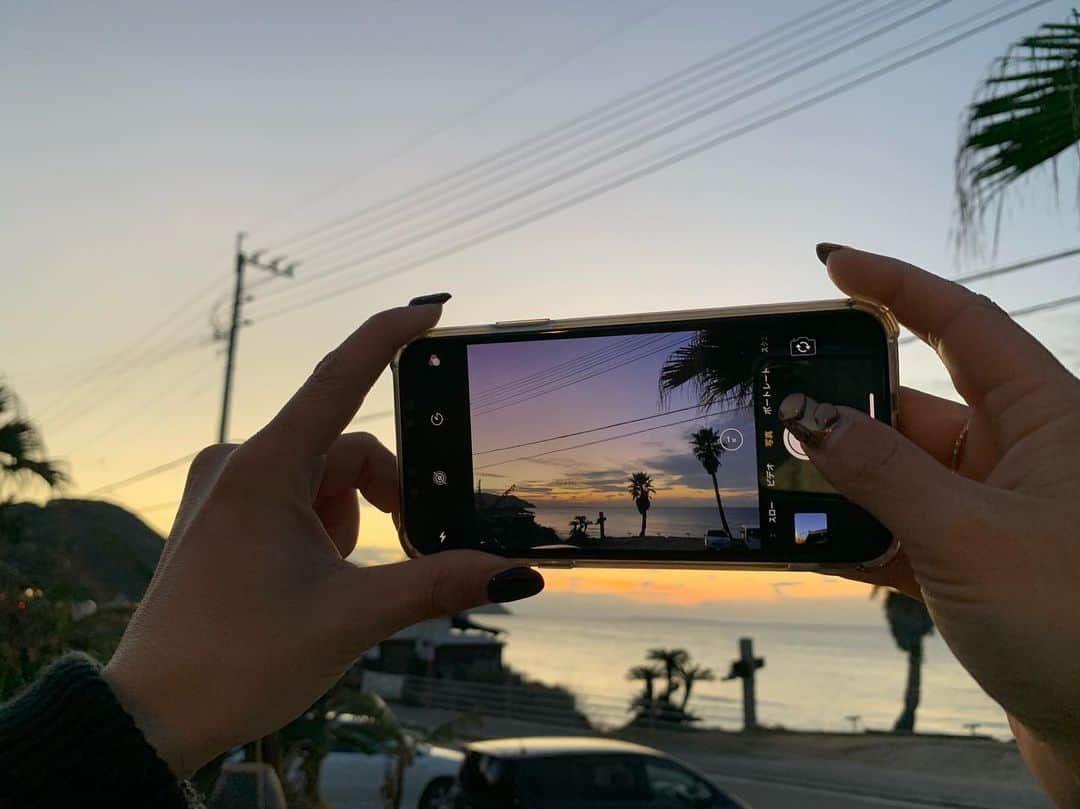 加賀其真美さんのインスタグラム写真 - (加賀其真美Instagram)「いつかの🧡💛🧡 海カフェ行きたいな〜🥴🥴✨ 疲れ吹っ飛ぶしよっしゃ！また明日から頑張ろ〜って思える場所🥰❤️ もうちょっと頑張って海に息抜きしに行こう🏝✨✨ ． ． ． #海#海カフェ#福岡#糸島」1月31日 21時45分 - mami_kagasono