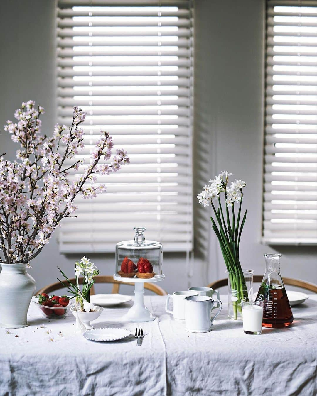 増田由希子さんのインスタグラム写真 - (増田由希子Instagram)「Spring tea party🌸 #teatime #teaparty #sakura #springflowers #narcissus #spring #daffodils #bulbs #strawberries #baking 「春のお茶会」 初めて旅したヨーロッパは、イギリスでした。中学生の頃、イギリスの紅茶文化のことを本を通して知り、以来ずっと憧れていました。以前勤めていた紅茶専門店では毎日世界のお茶を飲み比べ、知識を深めていきました。 3月19日発売の新刊「花とお菓子」のテーマはお茶の時間。とっておきのティータイムアイデアをご紹介しています。 Amazon 他にて、予約受付中です。 #啓翁桜　#ペーパーホワイト #オーニソが咲きました　#球根花」1月31日 21時53分 - nonihana_