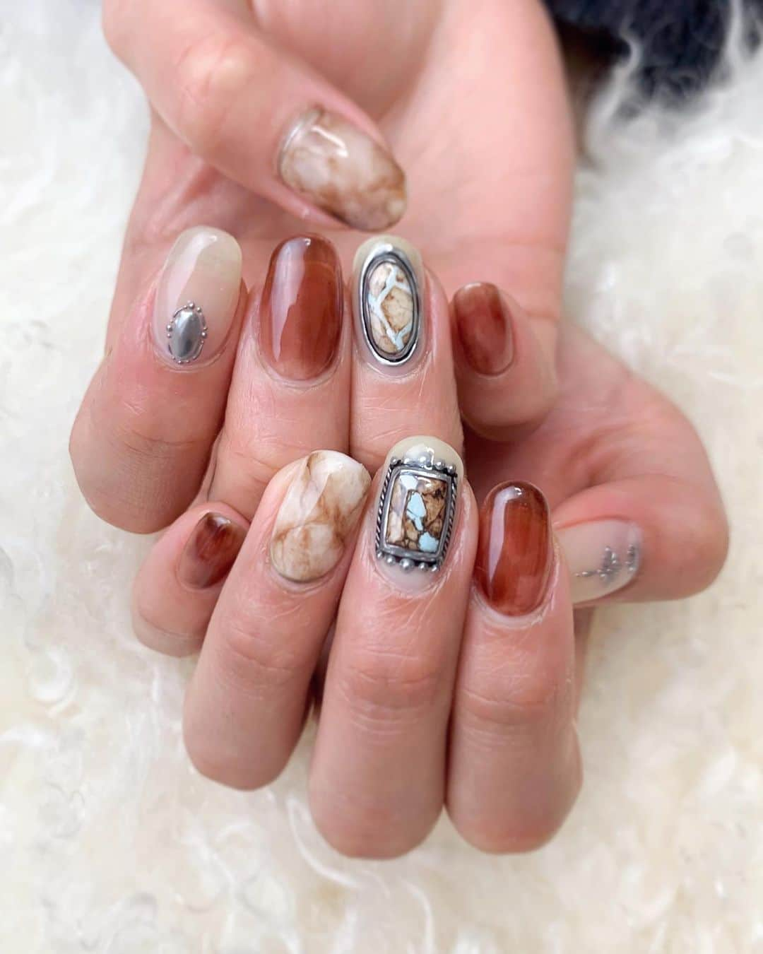 Nailsalon Cielさんのインスタグラム写真 - (Nailsalon CielInstagram)「前回サンプルで作っていた﻿ ターコイズのGEMを2つ。﻿ ﻿ ﻿ 透けすけのコッパーと組み合わせて﻿ 季節感を出してみたり𓂃𓂃☽﻿ ﻿ ﻿ ラテカラーで作った天然石アートも﻿ これからの時期はおすすめだったり。﻿ ﻿ ‥🤔💭﻿ ﻿ ﻿ シンプルに気になるものを﻿ 入れてみました❤︎﻿ ﻿ ﻿ ﻿ ﻿ ﻿ ――――――――――――――――﻿ ――――――――――――――――﻿ hotpepperBeauty net予約↓↓↓ ﻿ ﻿ https://beauty.hotpepper.jp/smartphone/kr/slnH000217395/﻿ ﻿ #ネイル#ネイルサロン﻿ #instagood#instanails#jelnail#ネイルアート#手描きアート#loveit#ジェル#ジェルネイル#個性派ネイル#トレンドネイル#お洒落ネイル#newnails#福岡ネイル#cute#beautiful#art#ネイルサロン#ネイル#福岡ネイル#福岡ネイルサロン#ターコイズネイル#シルバージュエリーネイル#天然石ネイル」1月31日 21時54分 - myanail