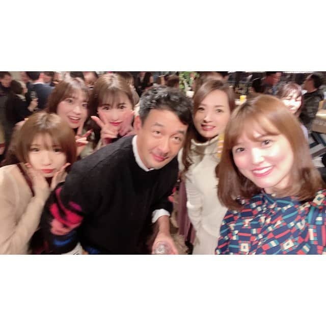 三島ゆかりさんのインスタグラム写真 - (三島ゆかりInstagram)「すんごい大所帯💖😳👏 毎年会社の新年会では色々な事をやらせて頂いてました🍎✨ 殿倉ちゃんとやすともさんの漫才を完コピしたり、Free5でタヒチアンダンスを踊ったり、街でスカウトされる新人タレント役を演じたVTRを作って流したり、本部長と一緒にクイズ大会のMCをさせて頂いたり、酔っ払ってマネージャーを二次会三次会と朝5時まで付き合わせたり😂🍻 思い起こせば毎年ブーたれながらも楽しそうにやってますねww👍 今年も頑張るぞー❣️💪 #アライブエンタテインメント #新年会 #セレクトホールディングス #100名以上 #立食パーティー #バイキング #食べ飲み放題 #coralkitchenatsea #osaka #中之島 #船上レストラン #三島ゆかり #ゆかりんご #殿倉恵未 #宮瀬れい #駒井まち #白浜さち #思い起こせば #毎年いろいろ #楽しかったね #今年も頑張ろう #followｍe」1月31日 21時59分 - apple340