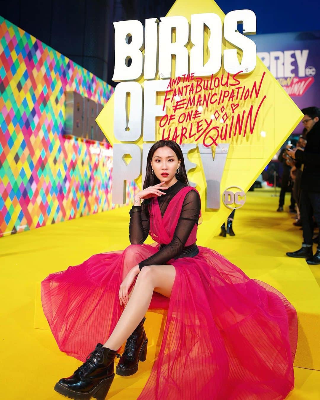 ソニアのインスタグラム：「Froze my a$$ off for this photo but all the excitement for the release of @birdsofprey warmed me UP 💥 It’s such an eccentric, whacky film, you’re in for a helluva ride!! Birds of Prey and the Fantabulous Emancipation of one Harley Quinn is out in cinemas 6th Feb 💜  @warnerbrossg  @BirdsofPrey #BirdsofPreySG Wearing: @pinkoofficial and @chanel.beauty PC: @nicolequek」