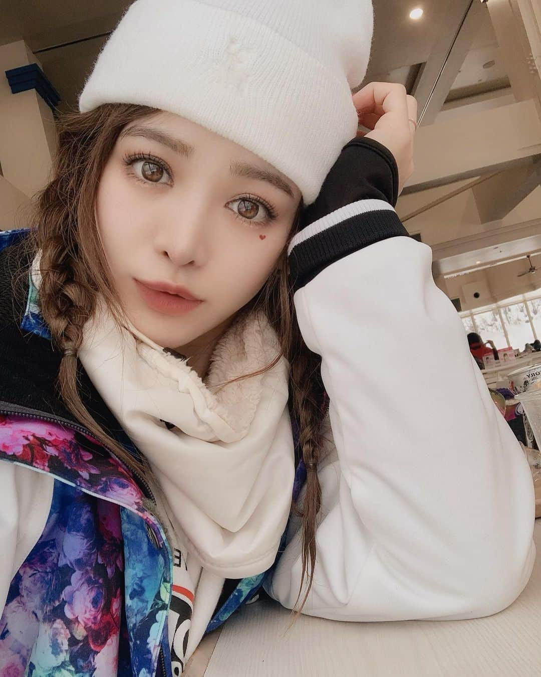 春菜めぐみさんのインスタグラム写真 - (春菜めぐみInstagram)「今年はまた環境がガラリと 変わる一年になりそうです..🧚🏻‍♀️✨ ． ． 日常の中で刺激のある環境は とても大事なこと🤔💭 2020年は新しい事にたくさんチャレンジして いきたいです💓🙌🏻 ． ． そして、早くスノボにも 行きたい〜🏂❄️笑 ． ． #2020 #snowboarding」1月31日 22時01分 - me_haruna.02