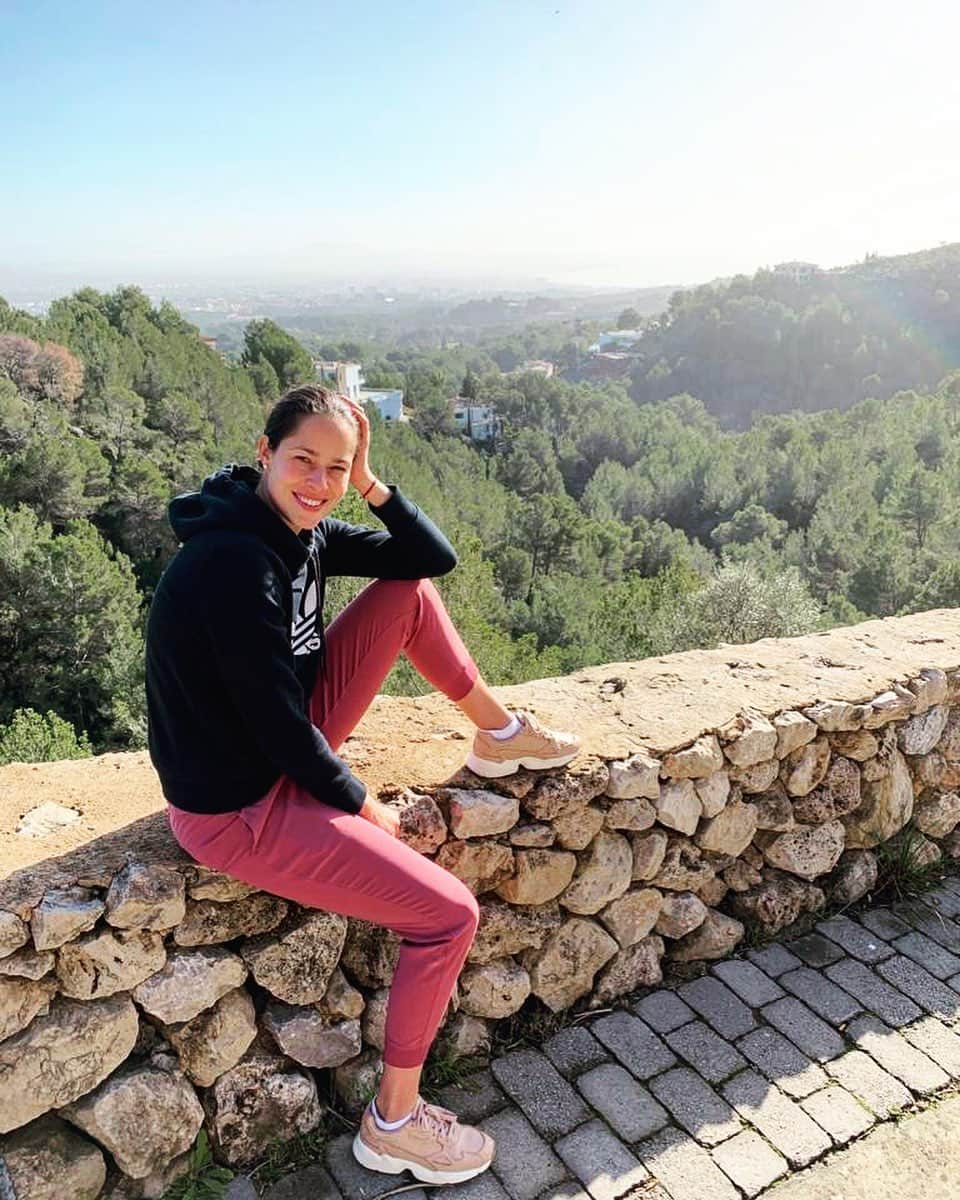 アナ・イバノビッチさんのインスタグラム写真 - (アナ・イバノビッチInstagram)「Recharging through the positive energy of nature 🌺」1月31日 22時02分 - anaivanovic