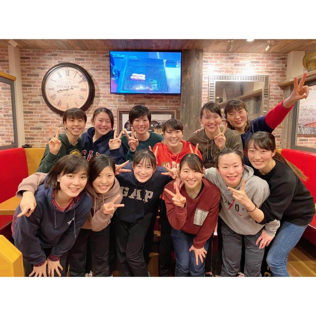 西岡里紗のインスタグラム：「. Team Dinner︎︎︎︎︎︎︎☑︎🐨❤ . Wリーグに協賛していただいているブロンコビリーさんのご招待でチーム全員で食事に行ってきました！ . とっても美味しくて食べすぎちゃった🤤😂🙌笑 エネルギー付けたし明日からまたひと踏ん張り💪😤 . #ブロンコビリー  #Wリーグ　 #三菱電機コアラーズ  #体調管理には気をつけて」