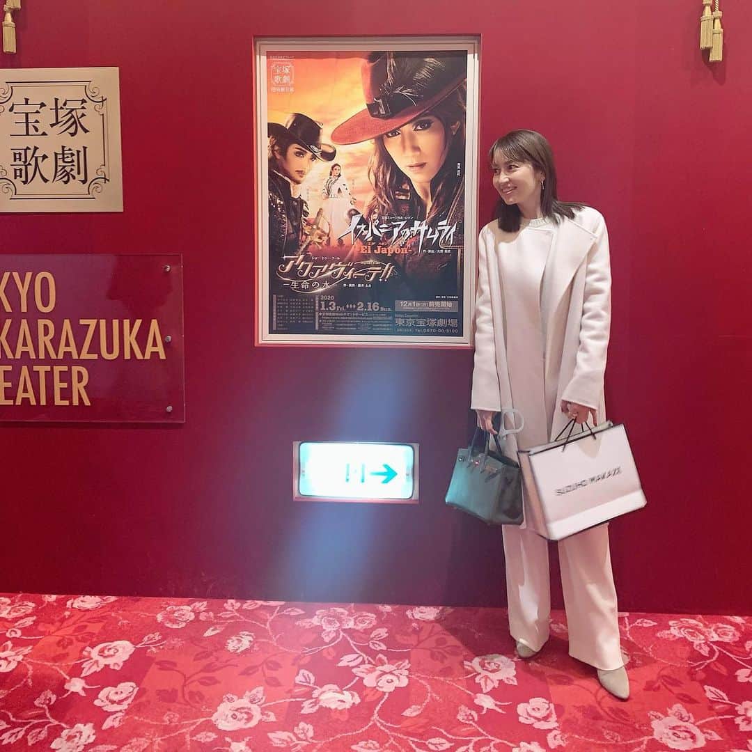 矢田亜希子さんのインスタグラム写真 - (矢田亜希子Instagram)「宝塚宙組公演行ってきました‼︎もう感動感激‼︎素晴らしいお芝居に素晴らしいショー。こんなにときめいちゃってどうしよう。真風涼帆様との乾杯に放心状態。 #宝塚歌劇#宝塚#宙組#真風涼帆 様#イスパニアのサムライ#アクアヴィーテ#ときめき#恋に落ちた#惚れ惚れ#素敵すぎて#夢のような時間をありがとうございました#放心状態でした#何度でも観たい#ずっと観ていたい#素敵な時間#夢だったのかな」1月31日 22時13分 - akiko_yada