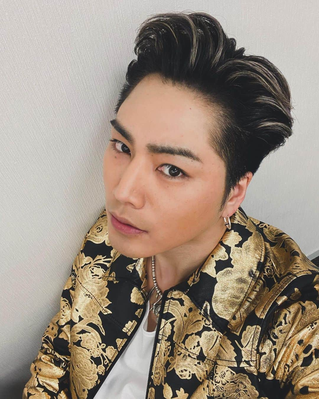 登坂広臣さんのインスタグラム写真 - (登坂広臣Instagram)「#MusicStation #Mステ　#HIROOMITOSAKA #登坂広臣 #OMI ティッシュ独り占めだ😎🤟」1月31日 22時26分 - omi.cdl