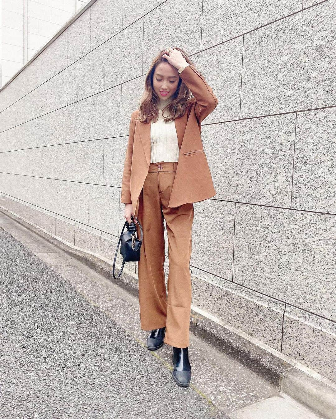 金澤絵美利さんのインスタグラム写真 - (金澤絵美利Instagram)「OOTD♡ . . 先日の🌿 セットアップ大好き人間🙋🏻‍♀️笑 . 🏷knit @fifth_store 🏷setup @d__shop_official 🏷shoes @charleskeith_jp 🏷bag @charleskeith_jp . このセットアップ 色んなシーンに使い回せて めちゃくちゃお気に入り😊 . . #ootd#outfit#fashion#winter #私服#コーディネート#セットアップ #シンプルコーデ#コーデ#ジャケット #ジャケットコーデ#ママコーデ#冬 #フィフス#プチプラコーデ#シンプル」1月31日 22時29分 - emiristyle