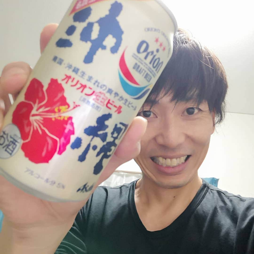 岡田達也のインスタグラム：「無事に、、、 じゃない人もいたようだけど、衣装付きの通し稽古が終わりました。 衣装は芝居を助けてくれるんですね。　 改めて実感しました。  とりあえず 今日のみんなの頑張りに、一人で乾杯します。  #花火の陰 #オリオンビール  #岡田達也」