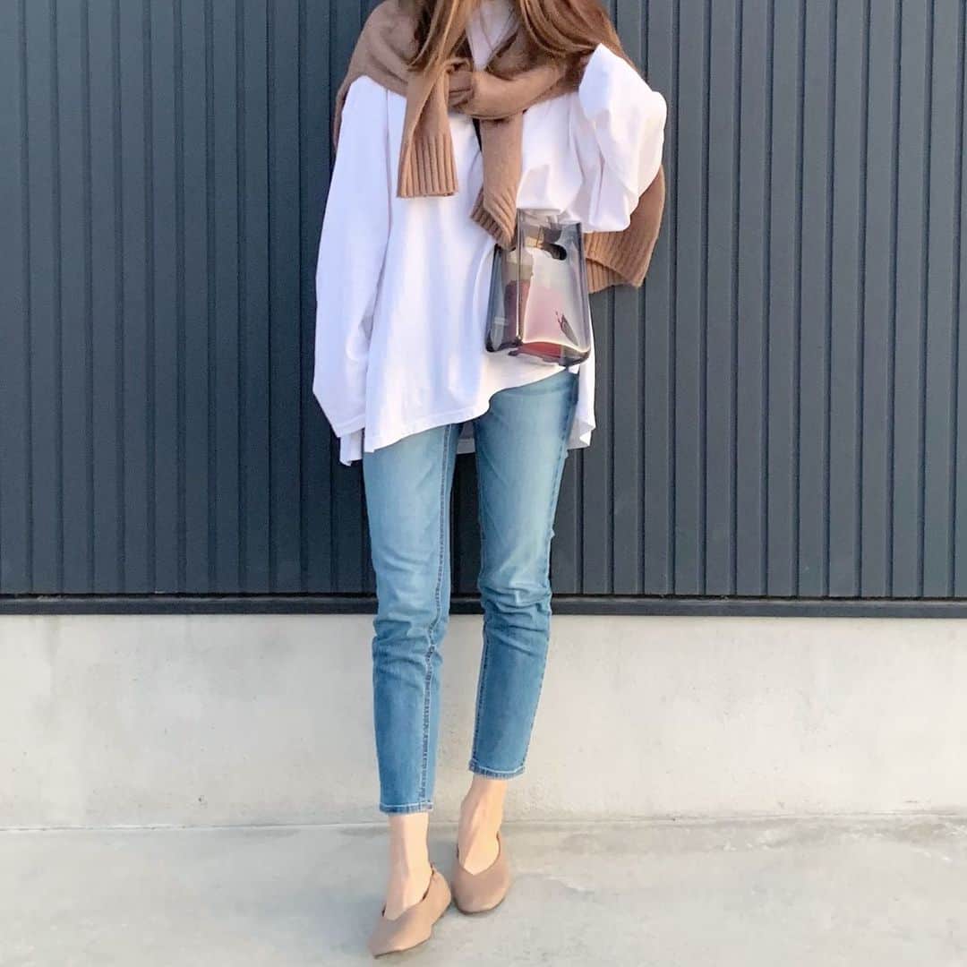 ryuu79hinaのインスタグラム：「#code ・ ・ 昨日のコーデでこんばんは☆*° ・ ・ きのうは暖かかったから春コーデ overtee×denim×肩がけ ・ ・ 今日は風が強くて寒かった…。 しかし 毎日ニュースがコロナウイルスで怖いわぁ…💦 マスクも品薄状態だし ネットではめちゃくちゃ値上がってるし 5枚入が5980円とか60枚入が17000円とか…ありえないでしょ〜ww😂💦 ・ ・ ━━━━━━━━━━━━━━━ 👕・#marjour 👖・#gu 👜・#gu_for_all 👟・#sesto」