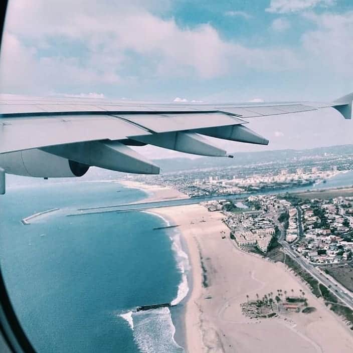 エールフランスのインスタグラム：「Soaring. Prendre de la hauteur.  Through the lense of @elyesbenmrad  #AirFrance #Franceisintheair #traveling #plane #flying #beach」