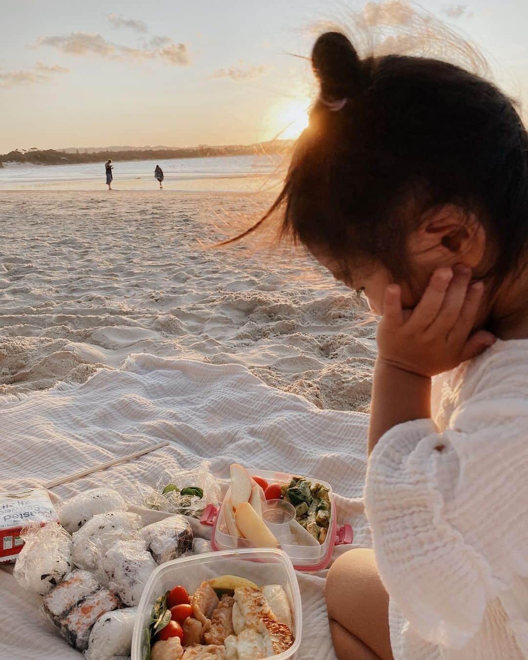 山中美智子さんのインスタグラム写真 - (山中美智子Instagram)「Sunsetが好きすぎて毎日きています🧡  今日はお弁当持って ビーチで食べたよ🍙  娘は家の中でもするほどピクニックが好きみたい！  食べた後は かけっこ👍🏾」1月31日 22時47分 - alexiastam1988