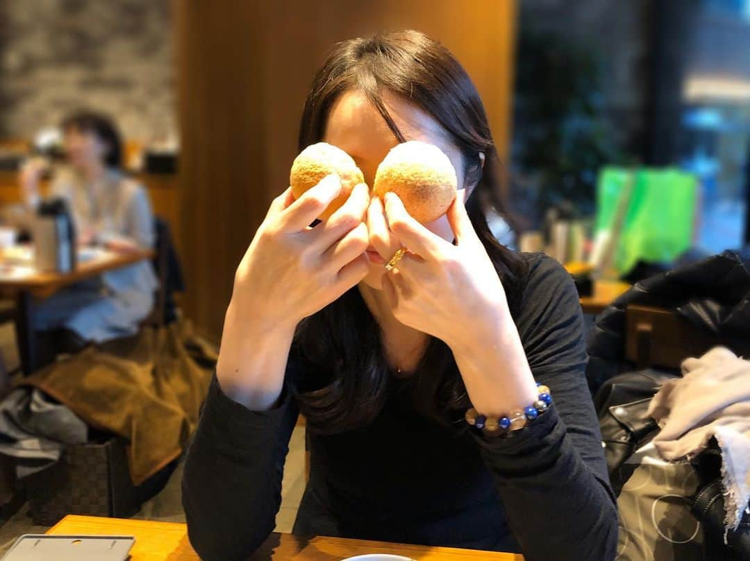 藤井美加子さんのインスタグラム写真 - (藤井美加子Instagram)「☆﻿ 食べ物で遊んではいけませんね！！🙅‍♀️🤦‍♀️﻿ ﻿ でも楽しく笑ってお食事することは﻿ 美と健康にとても大切なこと。﻿ ﻿ 男性でも女性でも一緒にいて心地良い人は﻿ 一緒に食事を楽しめる人！﻿ 食べることとその雰囲気をとても大切にする人！﻿ここ凄く大事だなー﻿ ﻿ ﻿ ﻿ #美生ちゃんのお目目の方が断然オモロイ#ご馳走さま#ありがとう#友達#日比谷ミッドタウン#美しく生きる#50歳#美肌食マイスター#アンチエイジングアドバイザー#三木美加子﻿ ﻿」1月31日 22時48分 - mikako_miki