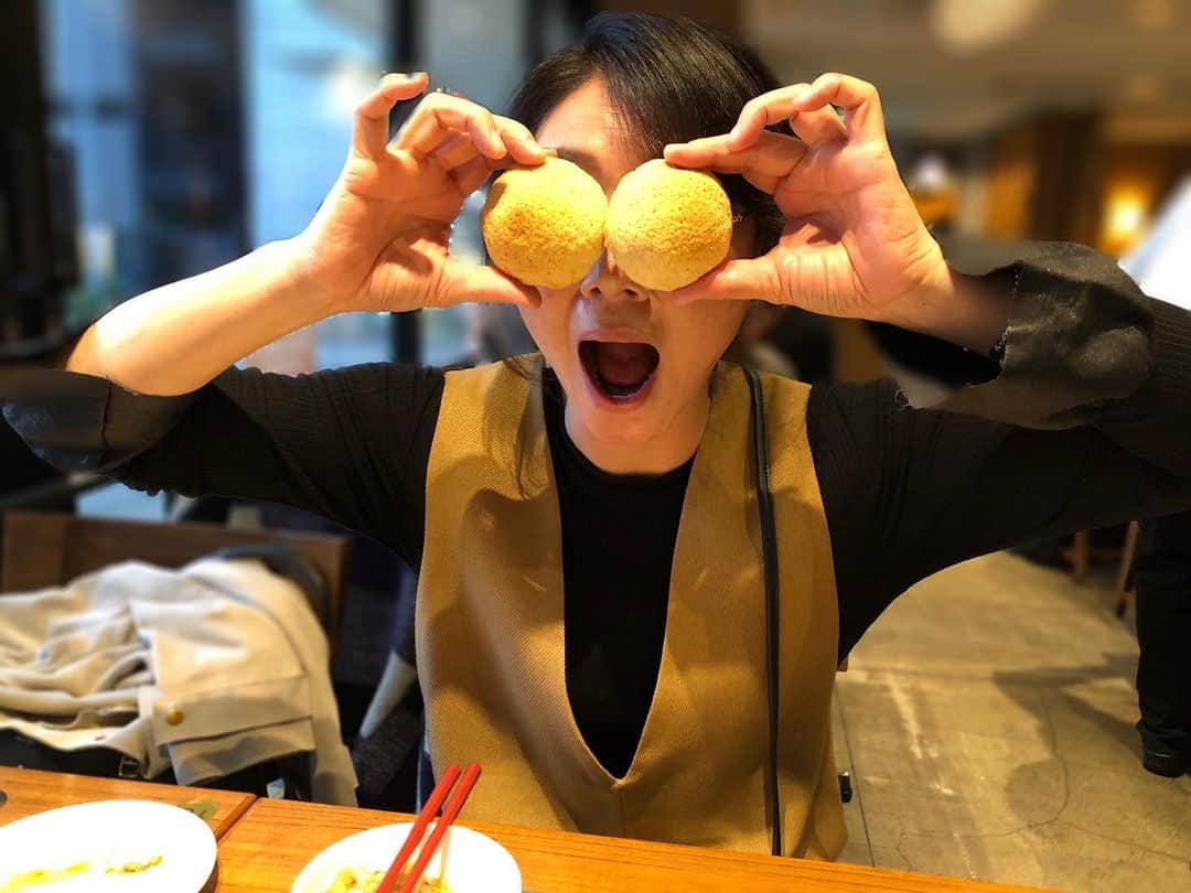 藤井美加子さんのインスタグラム写真 - (藤井美加子Instagram)「☆﻿ 食べ物で遊んではいけませんね！！🙅‍♀️🤦‍♀️﻿ ﻿ でも楽しく笑ってお食事することは﻿ 美と健康にとても大切なこと。﻿ ﻿ 男性でも女性でも一緒にいて心地良い人は﻿ 一緒に食事を楽しめる人！﻿ 食べることとその雰囲気をとても大切にする人！﻿ここ凄く大事だなー﻿ ﻿ ﻿ ﻿ #美生ちゃんのお目目の方が断然オモロイ#ご馳走さま#ありがとう#友達#日比谷ミッドタウン#美しく生きる#50歳#美肌食マイスター#アンチエイジングアドバイザー#三木美加子﻿ ﻿」1月31日 22時48分 - mikako_miki