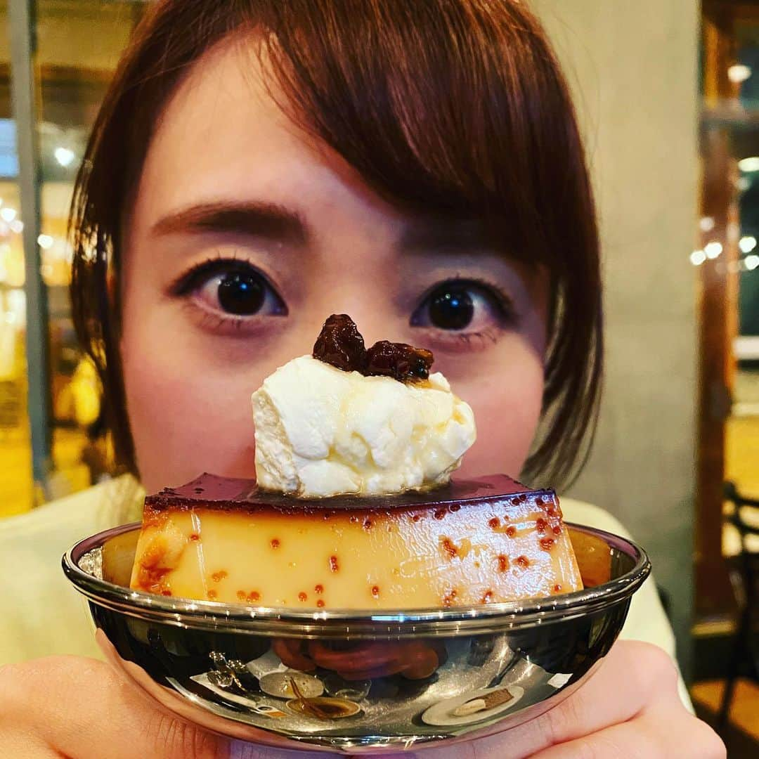 柴田平美さんのインスタグラム写真 - (柴田平美Instagram)「プリンと平美。  #プリン #固めプリン #プリ活 #羊とヤンボウ #〇〇と平美シリーズ #なるログ🤤  #アナウンサー  固めプリンが流行っているそうな。 あれ、 私はもともと固めプリン派ですよ。 固めプリンを出してくれるお店が増えて 嬉しい。 ここのプリンすごく好き。 カラメルとラムレーズンが 大人の味ですよ。」1月31日 22時53分 - narumi.shibata99