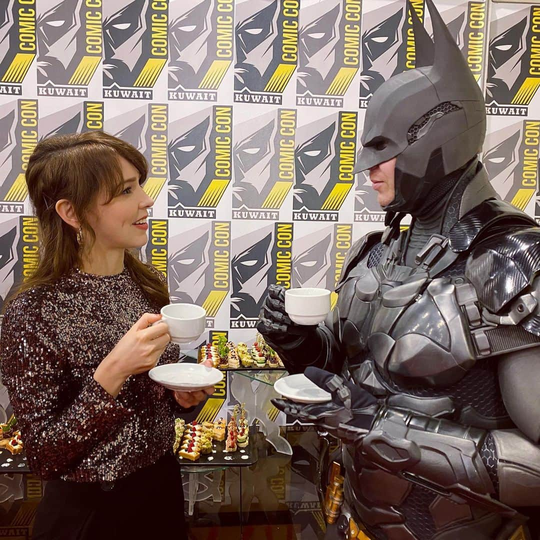 ステファニー・ヨーステンさんのインスタグラム写真 - (ステファニー・ヨーステンInstagram)「Superheroes need coffee breaks too ☕️ @comicconkuwait  バットマンと珈琲タイム☕️ #comicconkuwait #batman #coffeebreak #whatelse #コミコン #バットマン #珈琲タイム」1月31日 22時59分 - stefaniejoosten