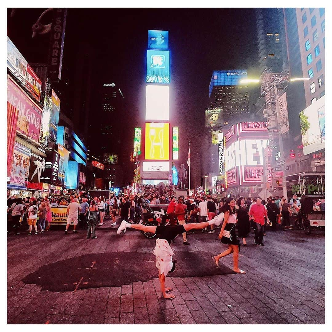 岡部紗季子さんのインスタグラム写真 - (岡部紗季子Instagram)「“ #gymnastics #handstand #handstandsplit #yoga #movement #timessquare #NYC #体操 #倒立 #倒立女子 #🤸🏽‍♀️ #🗽🇺🇸 . . . #逆立ち女子 #タイムズスクエア」1月31日 23時16分 - sakiko_okabe516