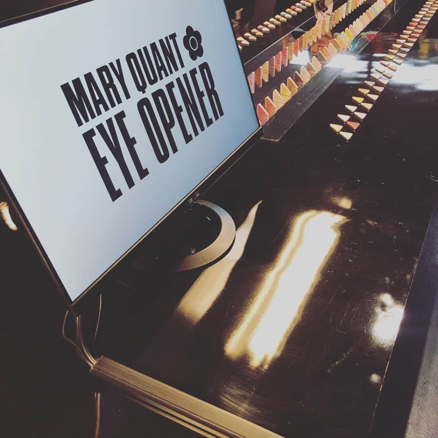 仁藤萌乃さんのインスタグラム写真 - (仁藤萌乃Instagram)「はーちゃんとMARY QUANTのパーティー行ってきたよ。 Cindyとお知り合いのみもちゃんも来てたので一緒に撮った◯  私はいつもの如く真顔ですが 楽しかったよ✌︎ 2/1〜発売の新作アイシャドウは カラバリが120色で、見てるだけでわくわくする。 今年はもっともっと、カラーメイクが流行ると楽しいなぁ♡  #maryquant#eyeopner#colourfuljukebox」1月31日 23時08分 - moeno.n_official