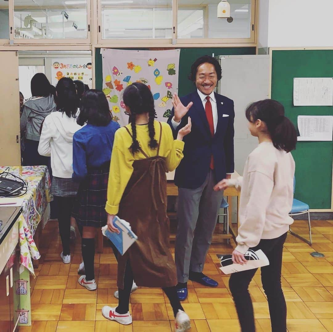 石川直宏さんのインスタグラム写真 - (石川直宏Instagram)「今日は品川区立旗台小学校でオリパラ授業を👨‍🏫 FC東京アカデミー出身のボリこと赤堀が先生をしていて、彼の熱い想いを受け実現しました🤝彼の青赤魂は本物🔥 ボリ、貴重な機会をありがとう😊 . #オリパラ授業 #品川 #Shinagawa #ピンチはチャンス #コツコツ #繋がり #fctokyo #FC東京 #tokyo #blueandred #青赤魂 #FC東京ファミリー #一体感 #fctokyoclubcommunicator  #FC東京クラブコミュニケーター #CC」1月31日 23時10分 - sgss.18