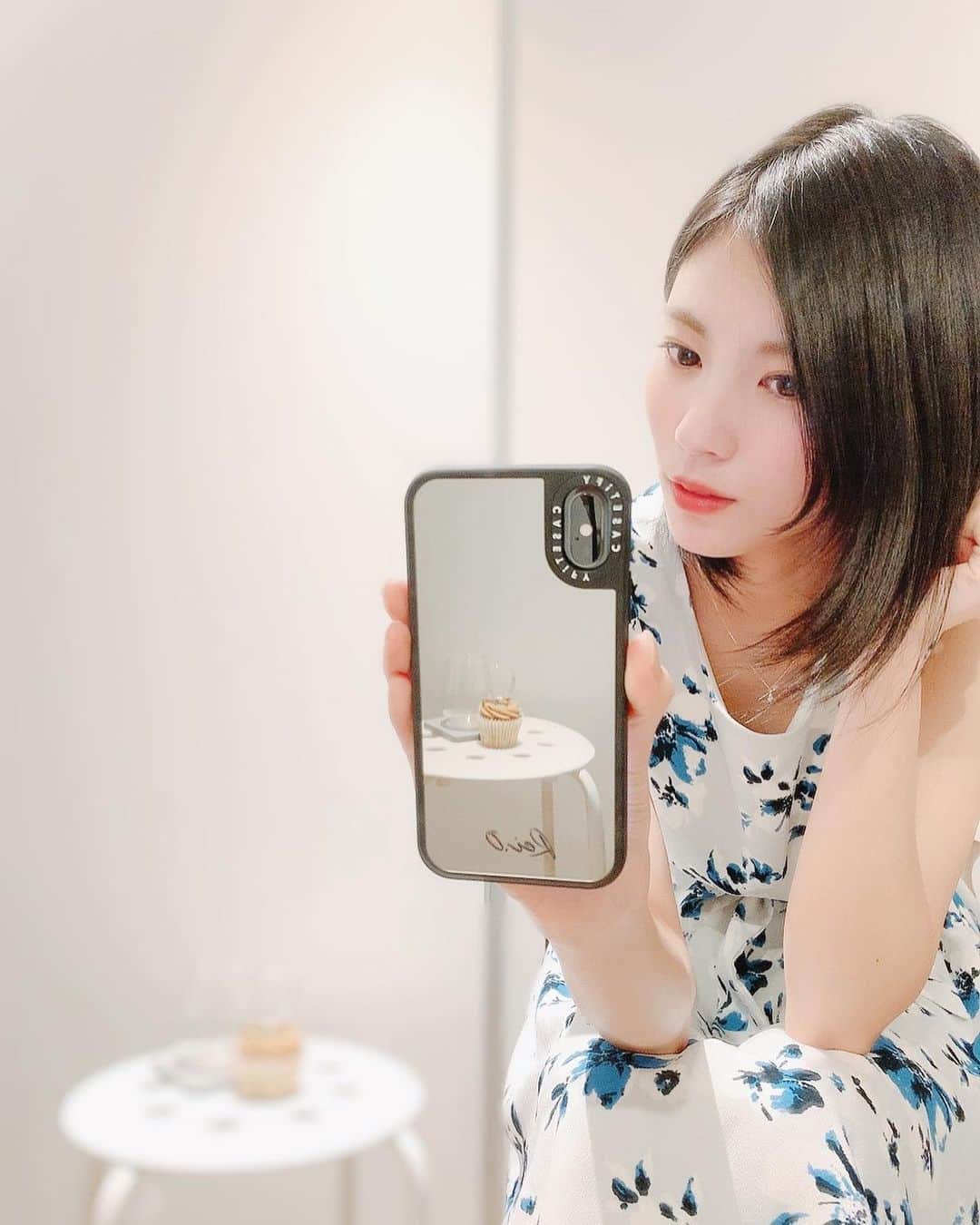 小林玲のインスタグラム：「.﻿ ﻿ ﻿ 新しいiPhoneケース！﻿ 全面鏡になってて、﻿ お化粧直しの時にも便利💋﻿ ﻿ ﻿ ﻿ ⁣@CASETiFY ﻿ @CASETiFY_jp﻿  #CASETiFY﻿  #CASETiFYミラーケース﻿  #StateYourCase」