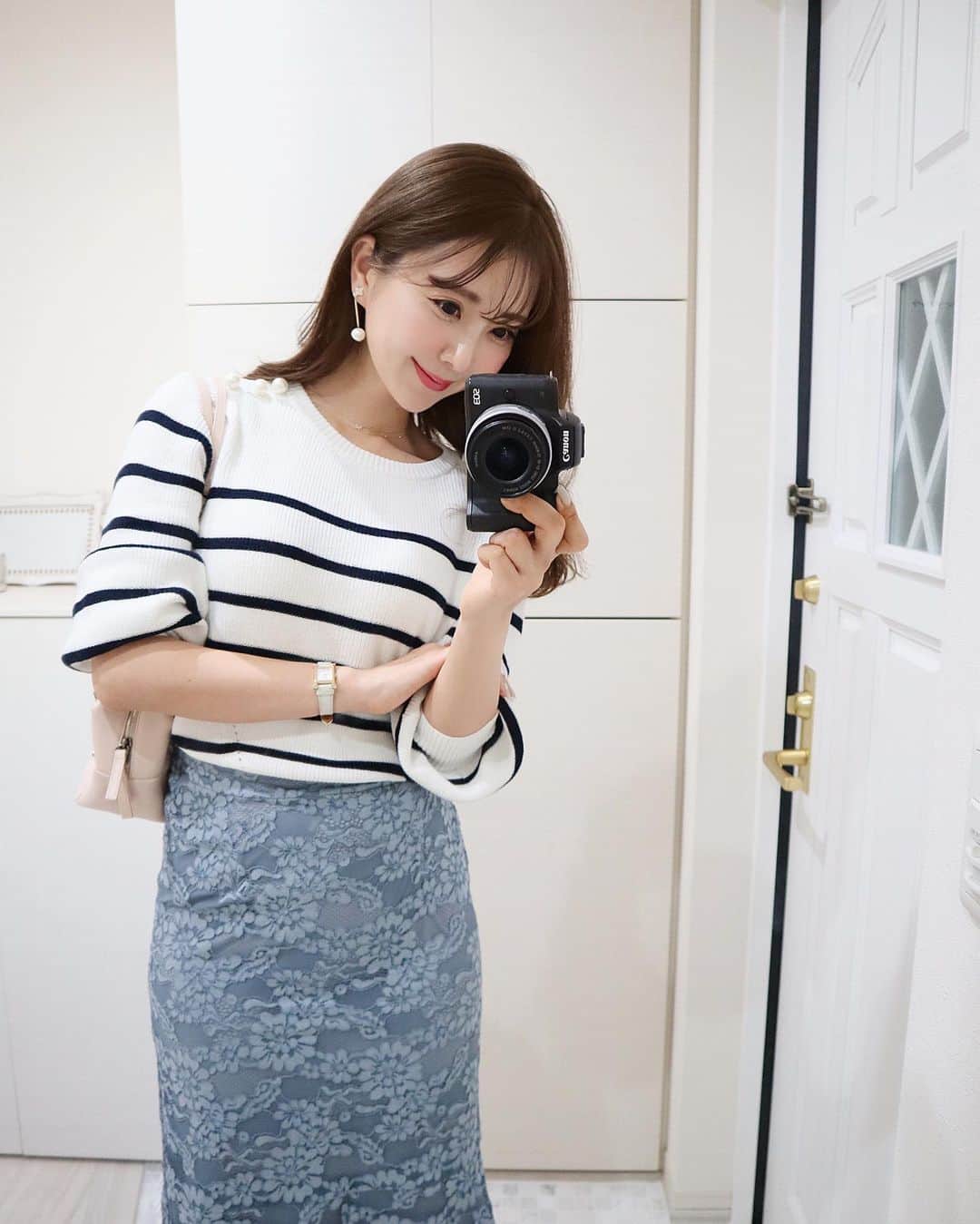 中田絵里奈さんのインスタグラム写真 - (中田絵里奈Instagram)「. 久しぶりに寒かった☺️🍃 . clothes @lerevevaniller . bag @chanelofficial . . お知らせ🚩 明日から最終クリアランスSALEを開催します🎉 max87%のとってもお得な2週間なので ぜひぜひご覧ください☺︎ . 今週もお疲れ様でした🌸 . . #ボーダーコーデ #今日のコーデ #お仕事コーデ」1月31日 23時11分 - erinanakata