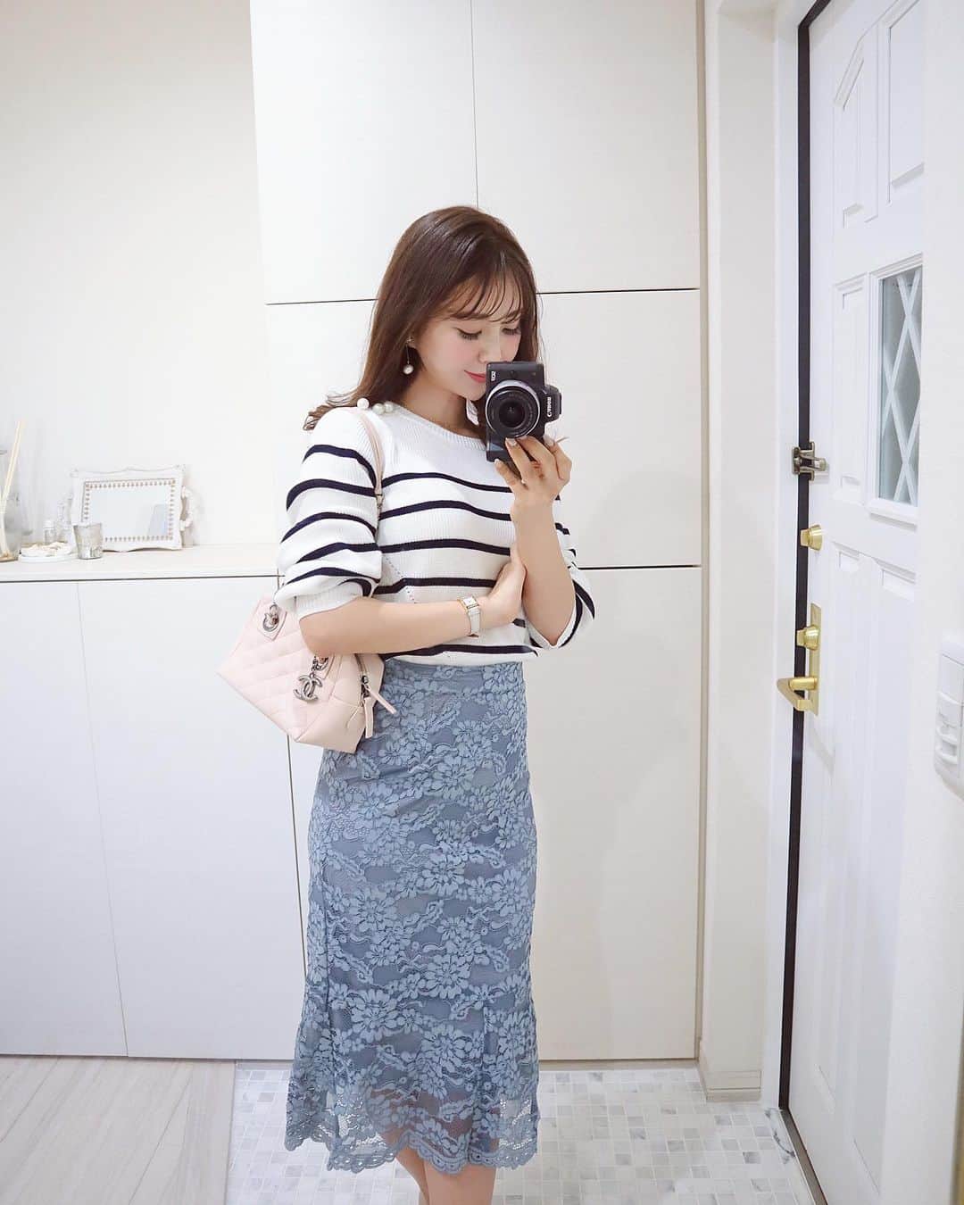 中田絵里奈さんのインスタグラム写真 - (中田絵里奈Instagram)「. 久しぶりに寒かった☺️🍃 . clothes @lerevevaniller . bag @chanelofficial . . お知らせ🚩 明日から最終クリアランスSALEを開催します🎉 max87%のとってもお得な2週間なので ぜひぜひご覧ください☺︎ . 今週もお疲れ様でした🌸 . . #ボーダーコーデ #今日のコーデ #お仕事コーデ」1月31日 23時11分 - erinanakata