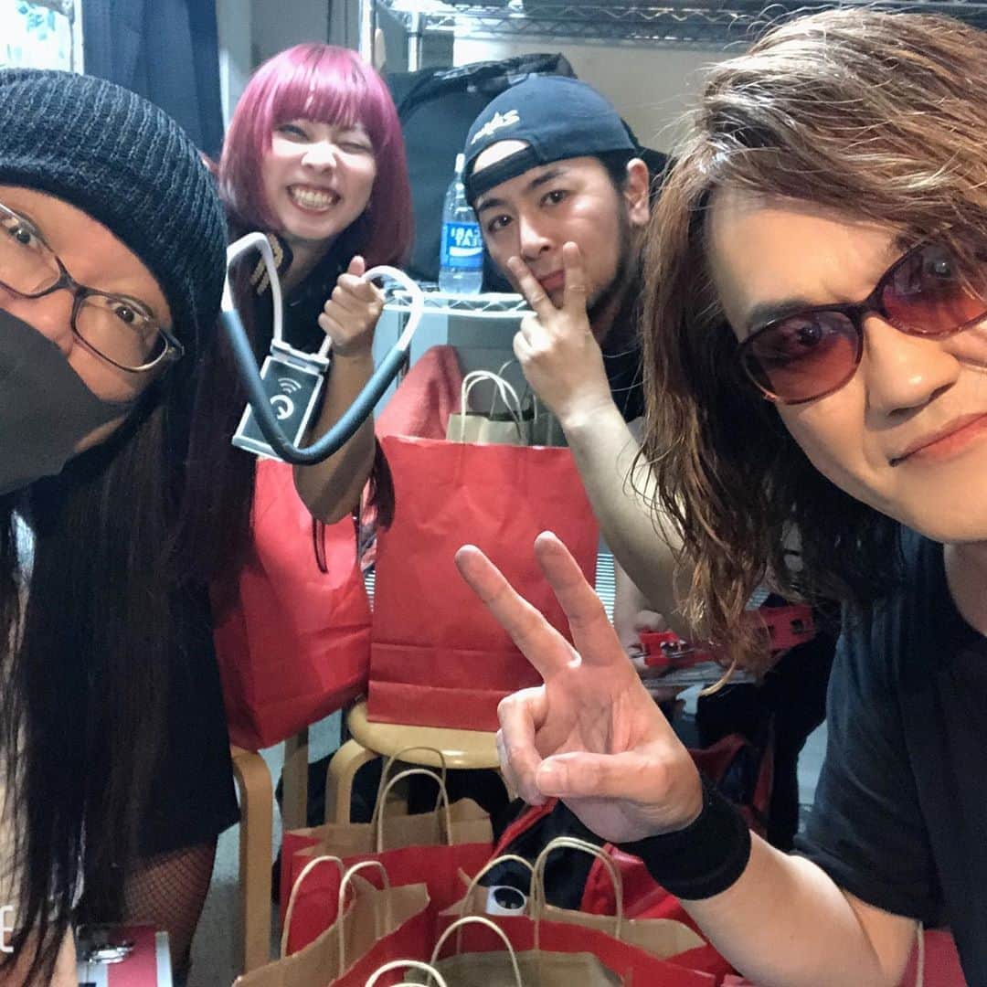 のインスタグラム：「改めまして今年最初のFooShahZoo@七面鳥ご来場いただきました皆さんありがとうございました。1966カバー大会けっこう楽しかったのでまた演りたいかも（笑）。ってな感じで今年も色々と楽しんでいきましょう！よろしくお願いします§ԾᴗԾ§  #FooShahZoo #FSZ #扇愛奈 #内田雄一郎 #河塚篤史 #本城聡章 #渋谷七面鳥」