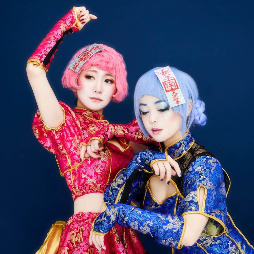マコ・プリンシパルのインスタグラム：「摩訶不思議系ユニット✡️🔮📿🏺⚱️ #macominaming #まこみなみん #イーシャンテン #ああしたいこうしたい公の地雷 #一向徳 ・ 🍥 ・ 🍥 ・ Photo shoot：moeko sawada Hair&Make-up：JJ Costume：HARUHO TAMAKI ・ #麻雀女子 #vaporwave #chillwave #ヴェイパーウェイブ #チルウェイブ #摩訶不思議 #不思議　#cosplay #チャイナ　#チャイナドレス　#地雷　#冠状病毒酱 #コロナウィルスちゃん　#Coronachan #Wuhanchan」