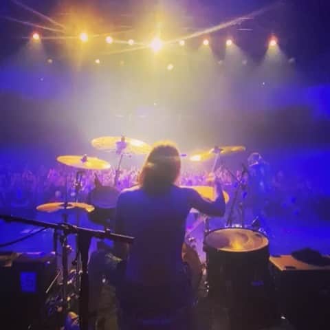 ルーファス・テイラーのインスタグラム：「📸 - @scottdolansprings AKA Scotty safe hands Dolan 👊🏼 #thedarkness」