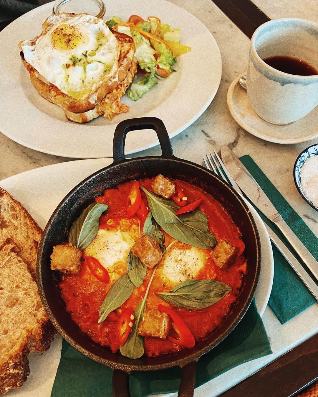 STIL IN BERLINのインスタグラム：「Yame Num Nums is one of over 40 places in my brunch guide and a delightful restaurant serving breakfast classics with an East Asian twist - like this shakshuka with fried tofu and Thai basil, or the #eggcelent savoury french toast with kimchi. I’m really into their menu, love the playfulness of it. Have you been? More morning stars in my pdf #brunch guide, that you can download now for 3.90 € (+ vat) via the link in my bio.  #berlinfood #foodinberlin #breakfast #neukoelln #yamenumnums #visit_berlin #berlinfoodie #foodieberlin」