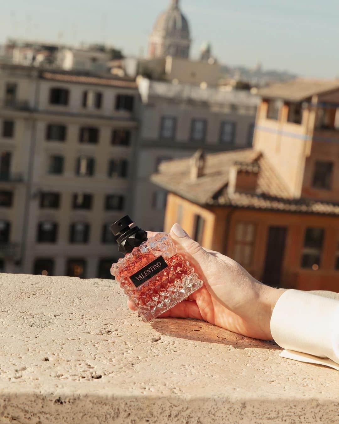 Carin Olssonさんのインスタグラム写真 - (Carin OlssonInstagram)「Roma with @Maisonvalentino for their fragrance #BornInRoma (also known as what I wish my autobiography was called 🙈) ♥️ (Photo: @yleniacuellar)」1月31日 23時34分 - parisinfourmonths