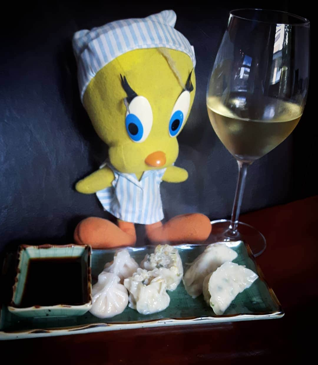 Little Yellow Birdさんのインスタグラム写真 - (Little Yellow BirdInstagram)「It's weekend! And the end of january, a month that always feels endless! Cheers!! #littleyellowbird #tweety #tweetykweelapis #adventures #yellow #bird #weekend #friday #tgif #fridaynight #happyhour #cheers #proost #dimsum #dumplings #food #chinese #wine #whitewine #lastdayofjanuary #stuffedanimalsofinstagram #plushiesofinstagram」1月31日 23時33分 - tweetykweelapis