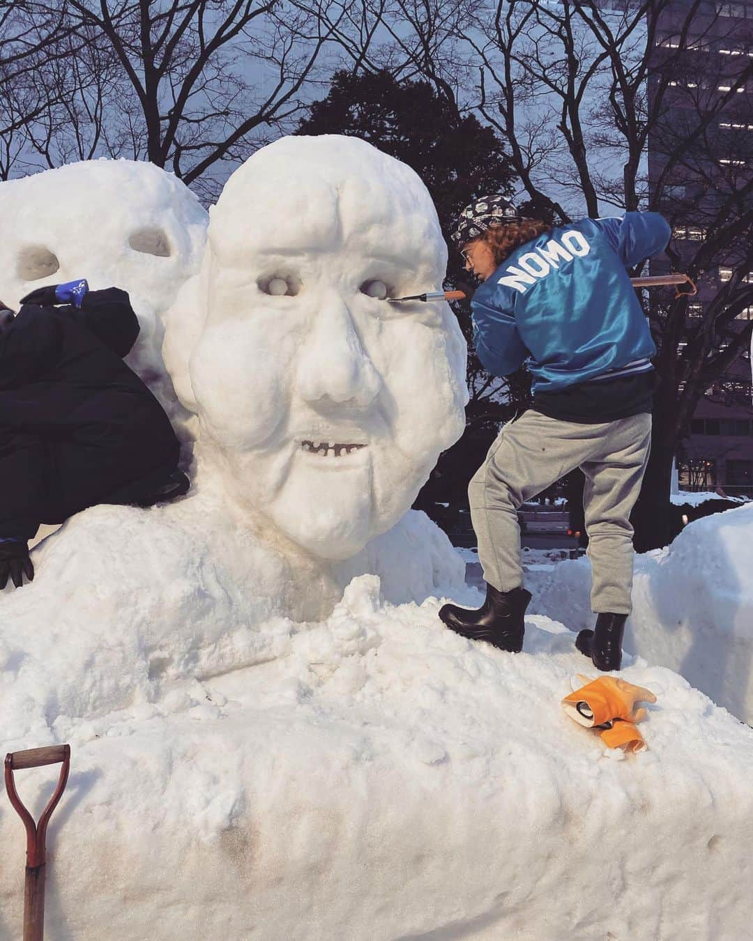 ボン溝黒さんのインスタグラム写真 - (ボン溝黒Instagram)「札幌雪まつりの大通りに並ぶ市民雪像の抽選に友達が当たったので、好きなデザインを削れるので楽しすぎるね。 #雪まつり2020 #市民雪像  #札幌 #雪」1月31日 23時29分 - bontheworld