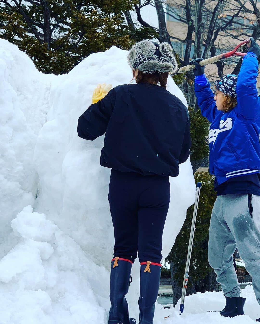 ボン溝黒さんのインスタグラム写真 - (ボン溝黒Instagram)「札幌雪まつりの大通りに並ぶ市民雪像の抽選に友達が当たったので、好きなデザインを削れるので楽しすぎるね。 #雪まつり2020 #市民雪像  #札幌 #雪」1月31日 23時29分 - bontheworld